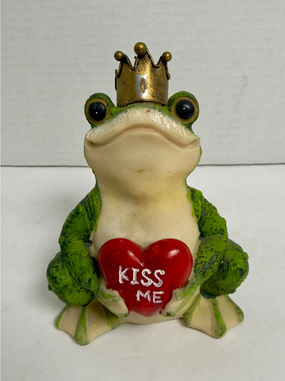 Unknown Brand Green Frog Figurine with Red Heart "Kiss Me"